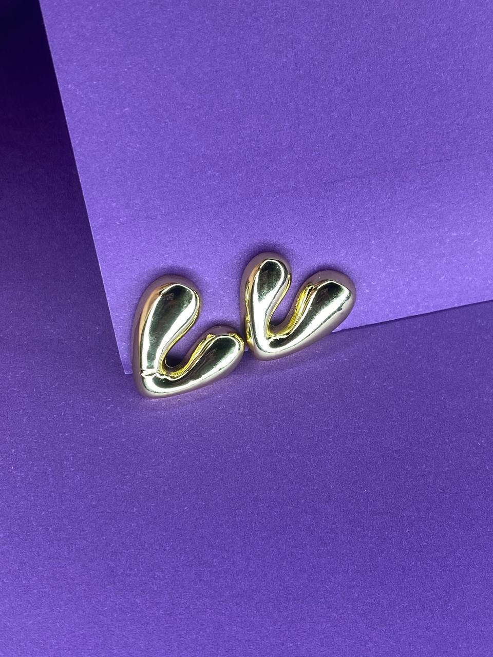 Zarcillos de corazón dorados